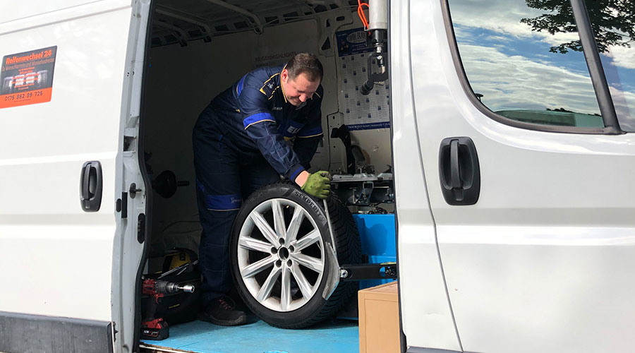 Schnelle Hilfe bei einer Reifenpanne in Aalen. Sanovi Reifennotdienst - 24h Notruf +49 (0) 176 862 897 26