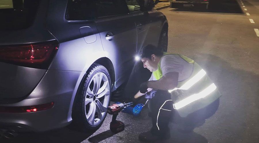 Schnelle Hilfe bei einer Reifenpanne in Laubheim. Sanovi Reifennotdienst - 24h Notruf +49 (0) 176 862 897 26