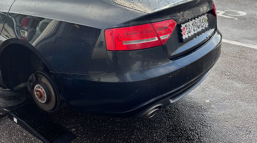 Schnelle Hilfe bei einer Reifenpanne in Memmingen. 24h Notruf +49 (0) 176 862 897 26 Schnelle Hilfe bei einer Reifenpanne in Memmingen