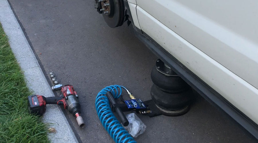 Schnelle Hilfe bei einer Reifenpanne in Pforzheim. Sanovi Reifennotdienst - 24h Notruf +49 (0) 176 862 897 26