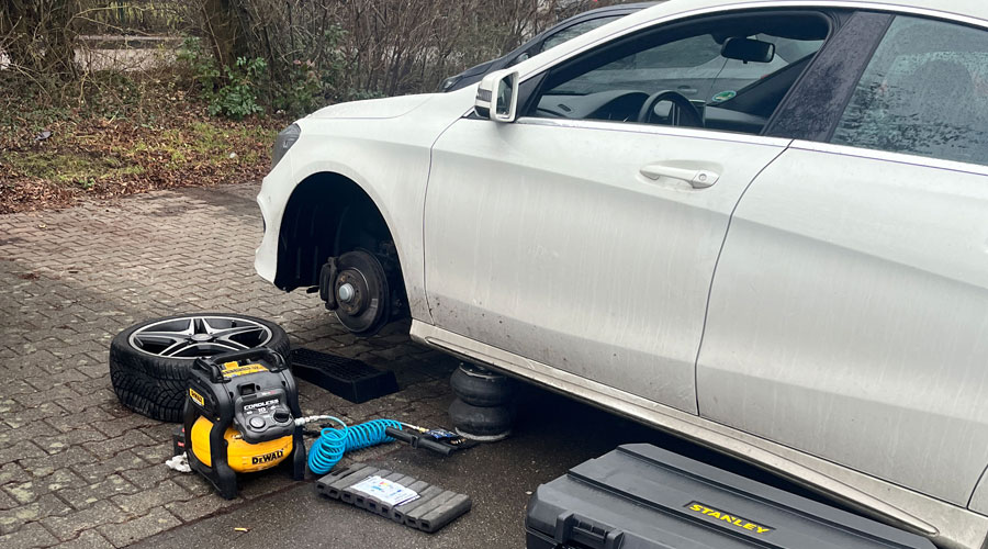 24h Reifenpannendienst in Stuttgart bei einer Reifenpanne.  24h Notruf +49 (0) 176 862 897 26