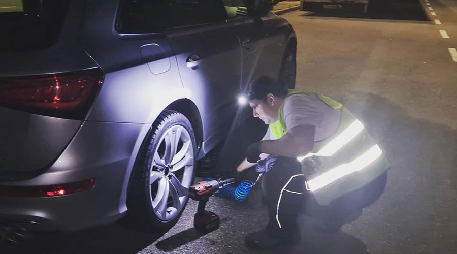 Schnelle Hilfe bei einer Reifenpanne in Tuttlingen. Sanovi Reifennotdienst - 24h Notruf +49 (0) 176 862 897 26